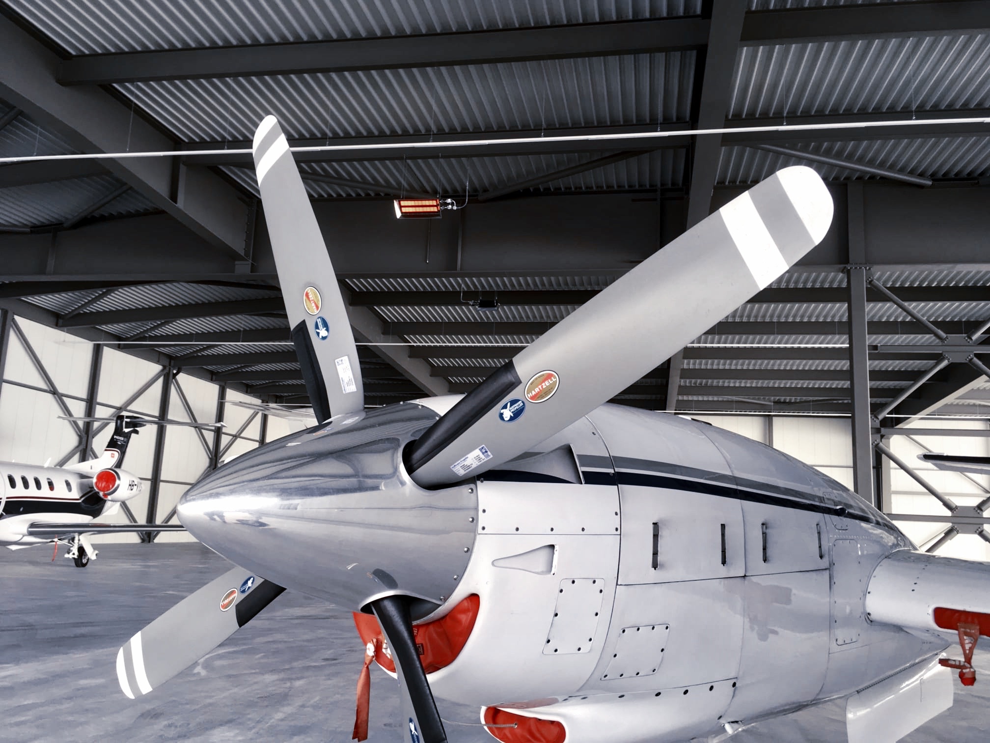 Hellstrahler Hangar - Pakole GH-36 Flughafen Altenrhein, Flugzeughangar grosse Hallen extreme Deckenhöhen
