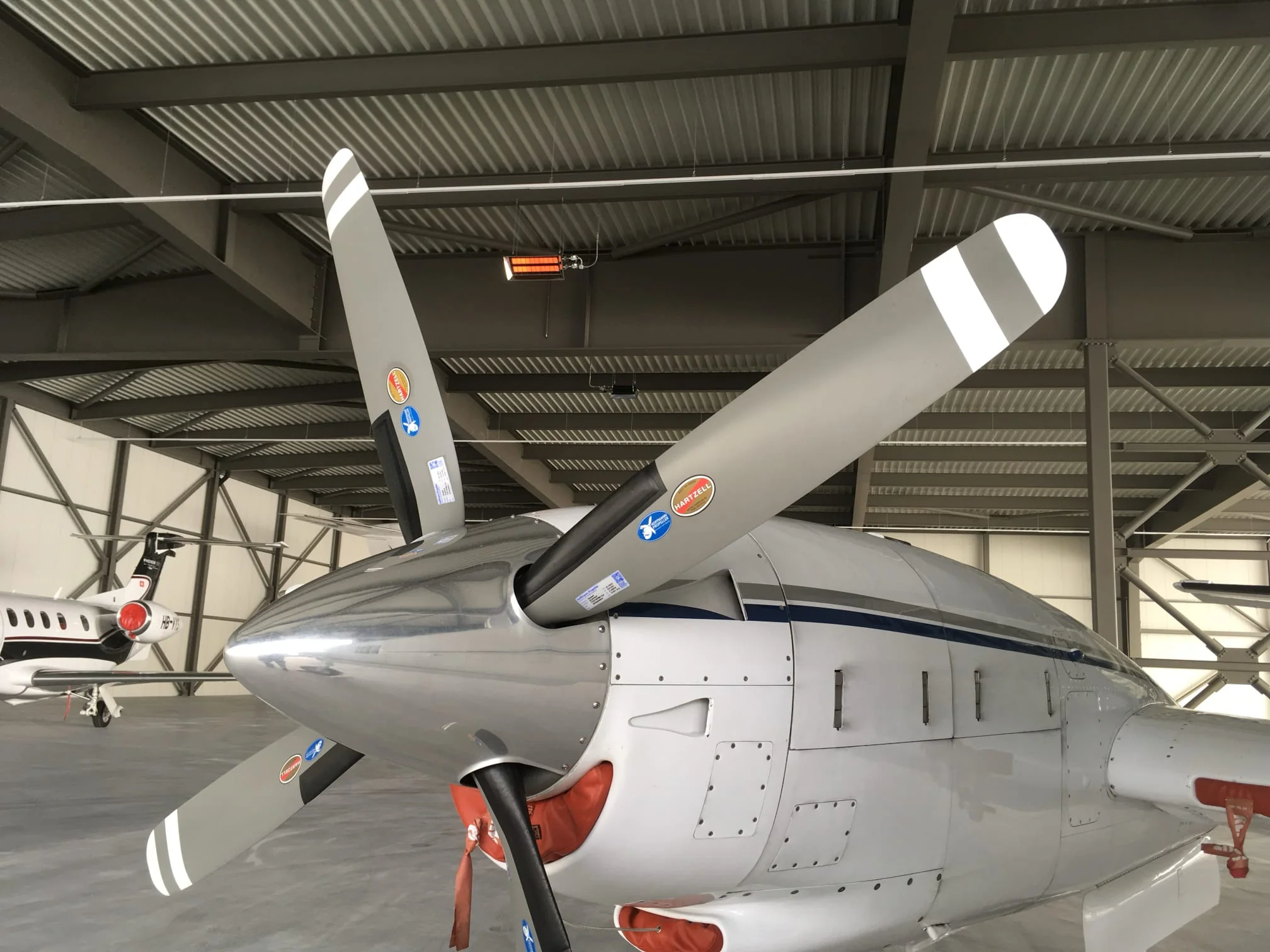 Hellstrahler Flugzeug-Hangar Altenrhein