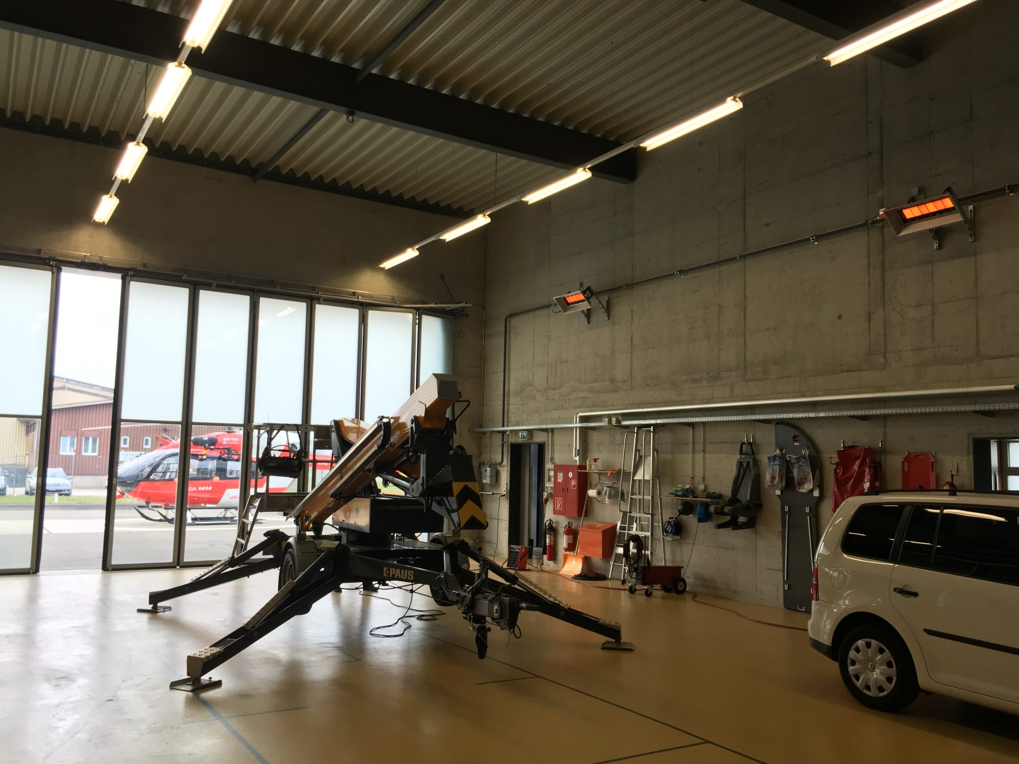 Hellstrahler Installation REGA Helikopter-Hangar Dübendorf